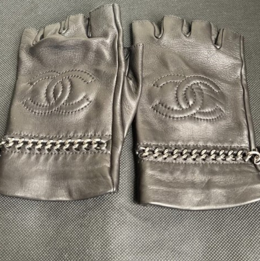 Black Leather CC Chain Detail Fingerless High Fashion Gloves Includes Box/gift🎁